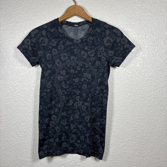 lululemon athletica Tops - Lululemon Swiftly Tech Women's Short Sleeve Shirt Dappled Floral Size 4